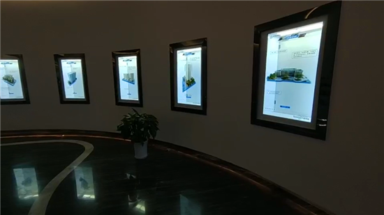 透明廣告柜案例展示_長(zhǎng)沙總部基地_摩拓為多媒體產(chǎn)品應(yīng)用
